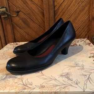 A2 Aerosoles black heels